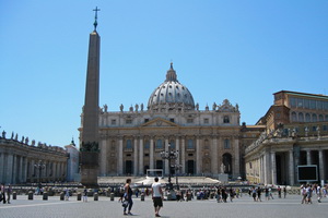 Petersplatz mit Petersdom im Hintergrund