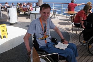 Rainer auf Deck 12 beim Lesen