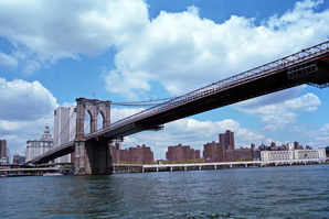 Brooklyn Bridge von unten